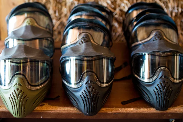 Paintball maskers in een rij — Stockfoto