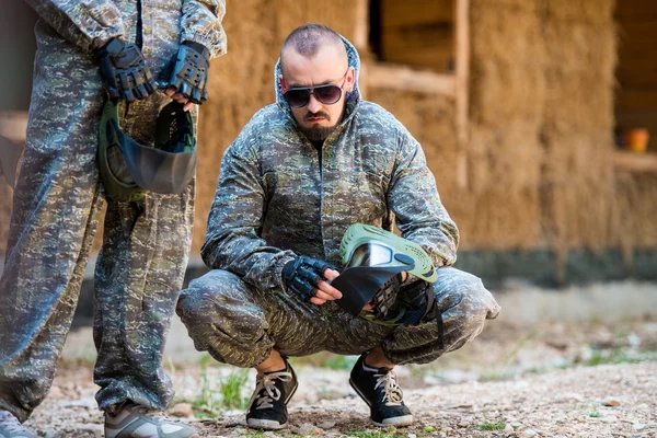 Jogadores em paintball se preparam para a luta — Fotografia de Stock