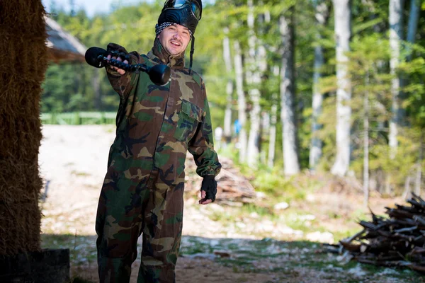 Gracze w paintball przygotować się do walki — Zdjęcie stockowe