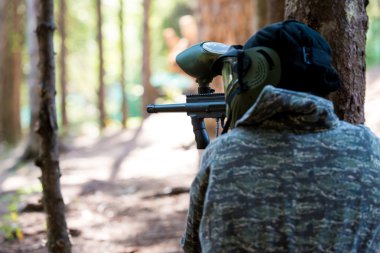 ağacın arkasında Paintball oyuncuları gizle