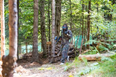 paintball oyuncu walking away