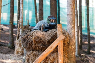 ağacın arkasında Paintball oyuncuları gizle