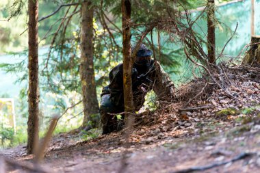 ağacın arkasında Paintball oyuncuları gizle