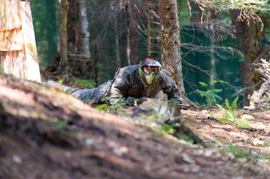 paintball oyuncu aşağı yalan