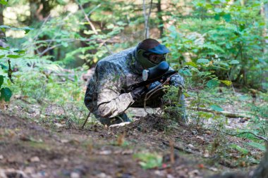 Paintball oyuncular mücadele için hazır olun.