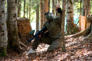 Paintball oyuncu giyiyor koruyucu maske