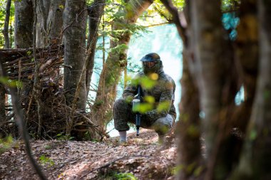ağacın arkasında Paintball oyuncuları gizle