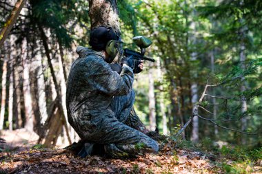 ağacın arkasında Paintball oyuncuları gizle