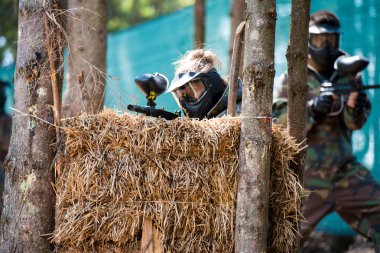 kız ve erkekler paintball oyuncular takım