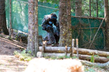 ağacın arkasında Paintball oyuncuları gizle