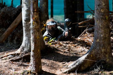 ağacın arkasında Paintball oyuncuları gizle