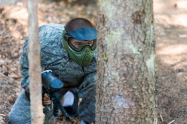 ağacın arkasında Paintball oyuncuları gizle