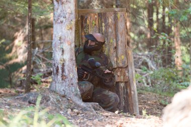 Paintball oyuncu giyiyor koruyucu maske