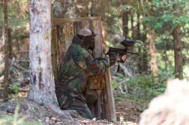 ağacın arkasında Paintball oyuncuları gizle