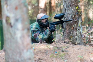 ağacın arkasında Paintball oyuncuları gizle