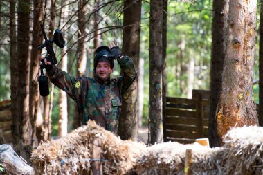 paintball oyuncu--dan iskambil oturan