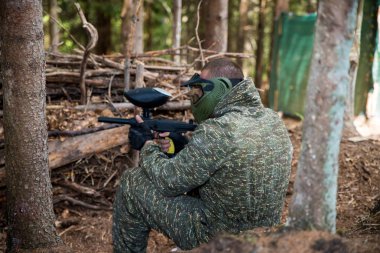 ağacın arkasında Paintball oyuncuları gizle