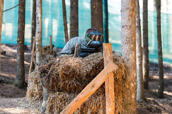 Les joueurs de paintball se cachent derrière l'arbre — Photo