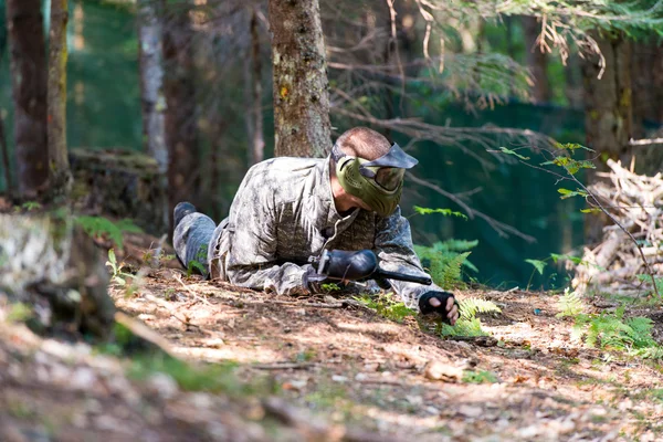 Spelers in paintball voorbereiden strijd — Stockfoto