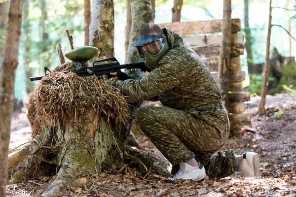 Paintball oyuncular mücadele için hazır olun.