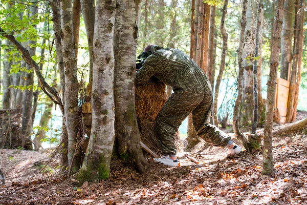 Paintball-Scharfschütze zum Schießen bereit — Stockfoto