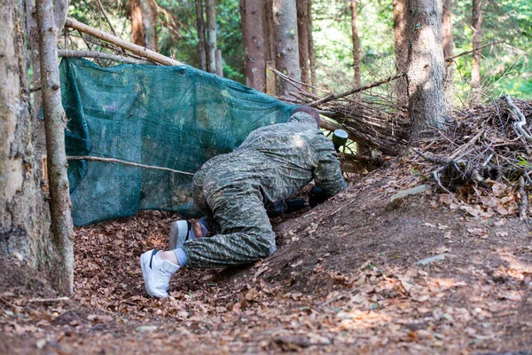 Joueurs de paintball se cachant — Photo