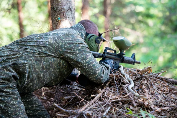 Francotirador apuntando pistola — Foto de Stock