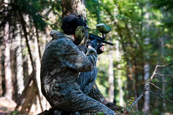 Paintball-Scharfschütze zum Schießen bereit — Stockfoto