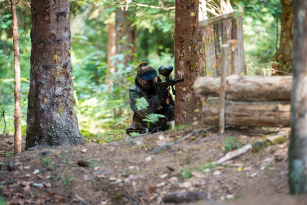 Пейнтбольный снайпер готов к стрельбе — стоковое фото