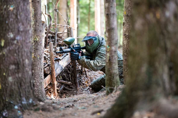 ağacın arkasında Paintball oyuncuları gizle