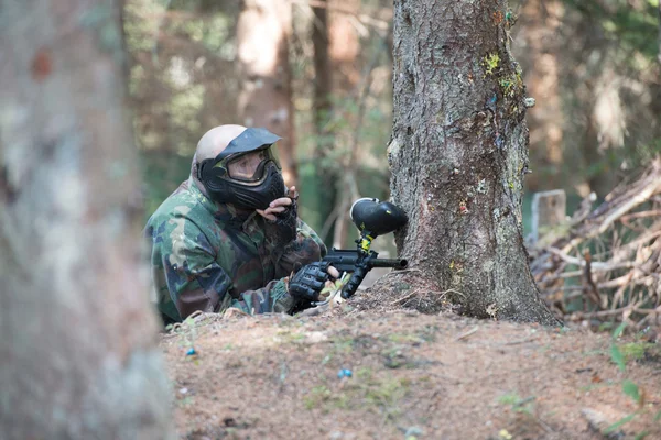 Paintball oyuncular mücadele için hazır olun.