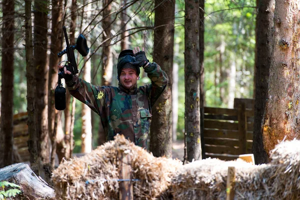 paintball oyuncu--dan iskambil oturan