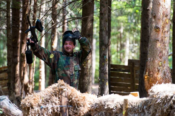 paintball oyuncu--dan iskambil oturan