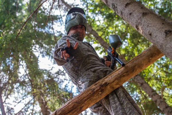 Paintballspieler zeigt Friedenszeichen — Stockfoto