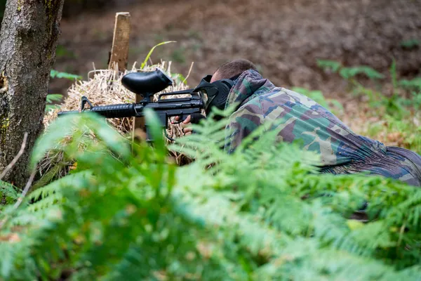 ペイント ボール狙撃兵射撃の準備ができて — ストック写真