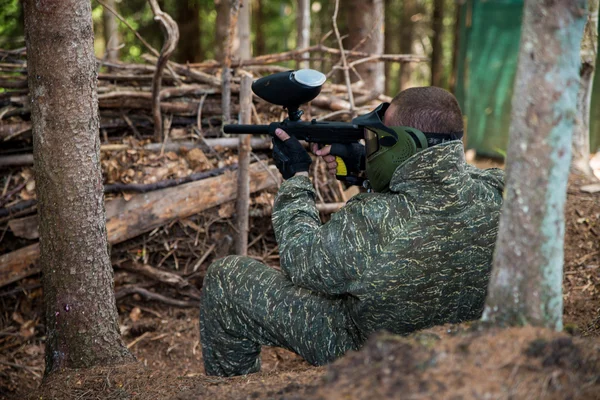 Paintball-Scharfschütze zum Schießen bereit — Stockfoto