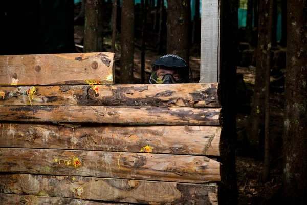 Joueur de paintball se cachant — Photo