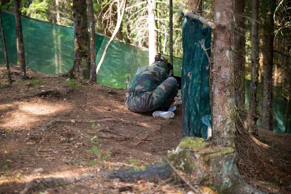 Paintball spelare gömmer sig — Stockfoto