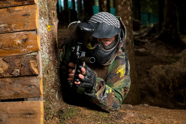 Paintball Players Hide Behind Tree — Stock Photo, Image