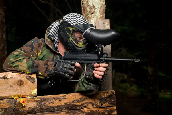 Paintball keskin nişancı çekim için hazır — Stok fotoğraf