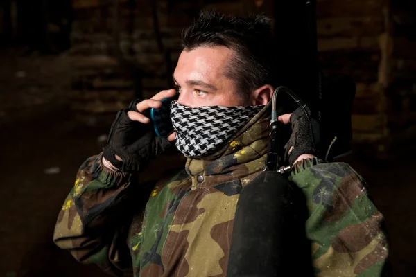 Paintball gracz dzwonienie na telefon — Zdjęcie stockowe