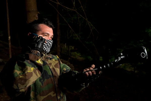 Paintball player calling someone at the phone — Stock Photo, Image