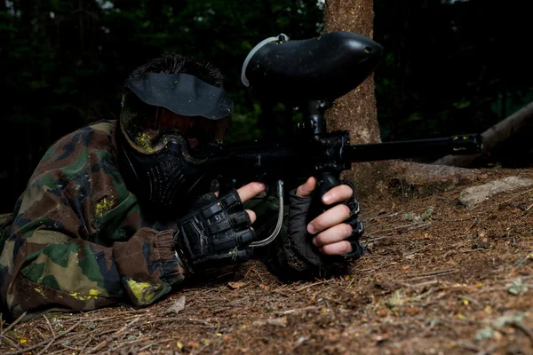 Paintball spelare ligger ner — Stockfoto