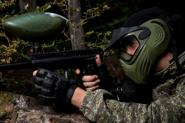 Francotirador apuntando pistola — Foto de Stock