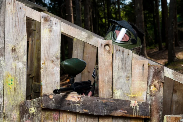 Los jugadores de paintball se preparan para la lucha — Foto de Stock