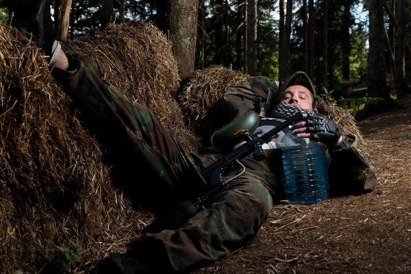 Paintball jugador descansando en el suelo — Foto de Stock