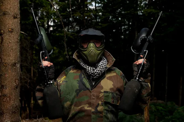 Paintball hráč se dvěma zbraněmi — Stock fotografie