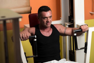 bench press egzersiz makinesi üzerinde çaba