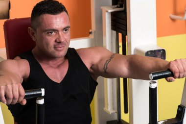 Bench press egzersiz makinesi