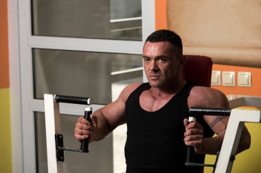 Bench press egzersiz makinesi
